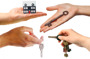 dłonie trzymające klucze - dla zobrazowania odbioru lokalu lub domu jednorodzinnego od dewelopera 